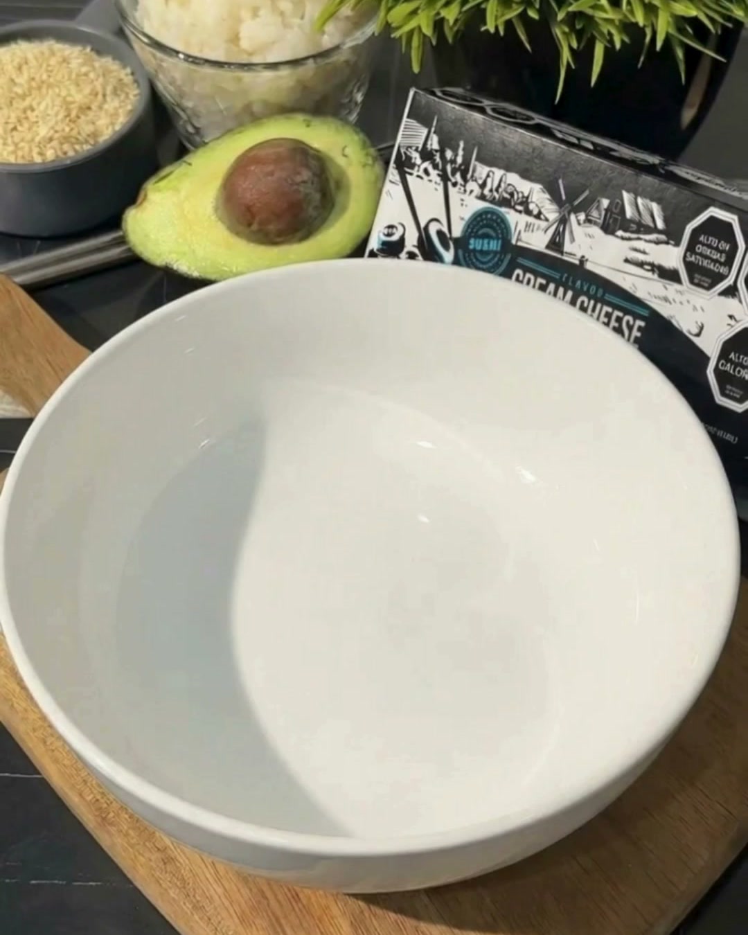 Ingredientes para bolitas de arroz rellenas: arroz para sushi, queso crema Comalich, pollo, palta y sesamo