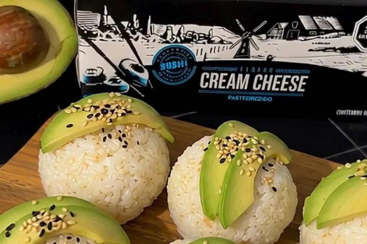 Bolitas de arroz rellenas de pollo y queso crema Comalich coronadas con palta y sesamo