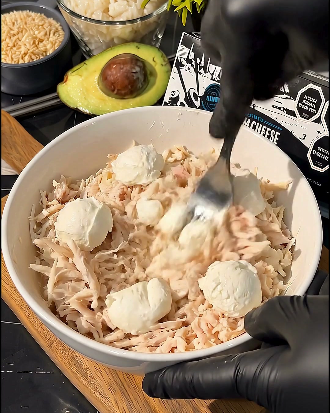 Relleno de pollo desmenuzado con queso crema Comalich para las bolitas de arroz