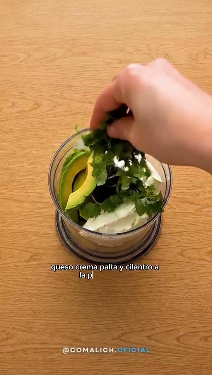 Palta y cilantro frescos agregados al procesador con queso crema Comalich