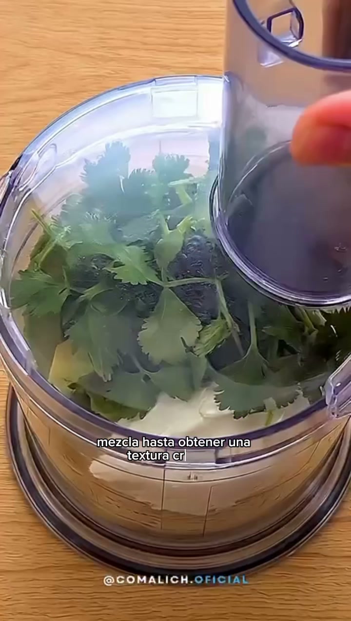Procesando todos los ingredientes hasta obtener textura cremosa — dip verde