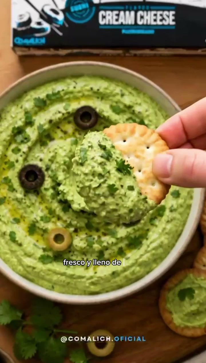 Dip de aceitunas con queso crema Comalich y palta listo para servir